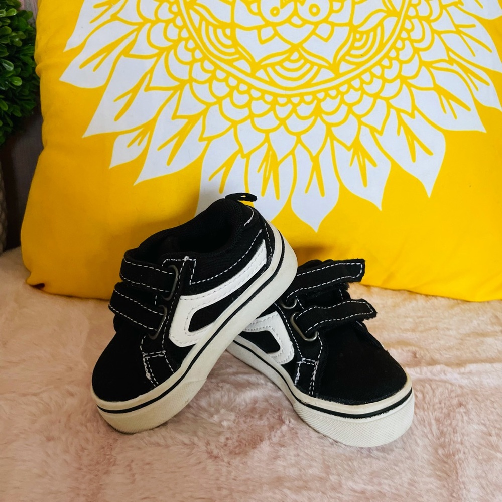 Wonder Nation Kids Boys Black and White Sneakers Size 3